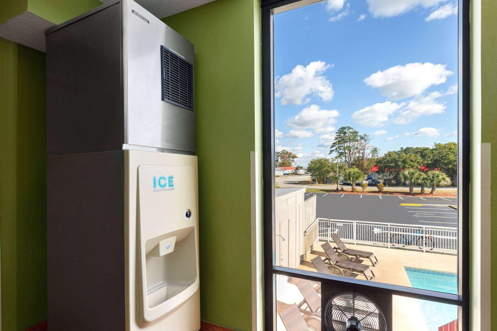 Super 8 By Wyndham Myrtle Beach/Market Common Area מראה חיצוני תמונה