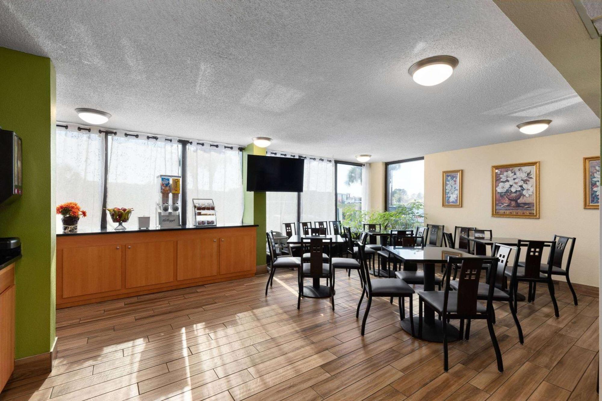 Super 8 By Wyndham Myrtle Beach/Market Common Area מראה חיצוני תמונה
